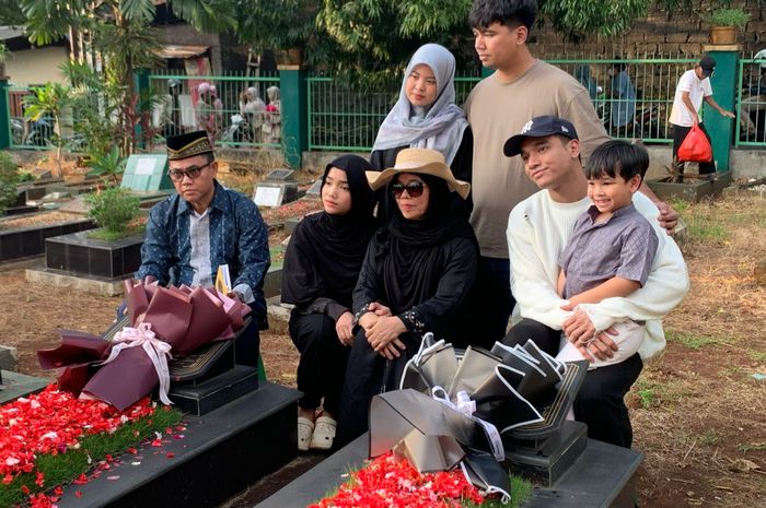Jelang Bulan Ramadan, Fuji Ajak Gala Sky Ziarah ke Makam Vanessa Angel dan Bibi Andriansyah